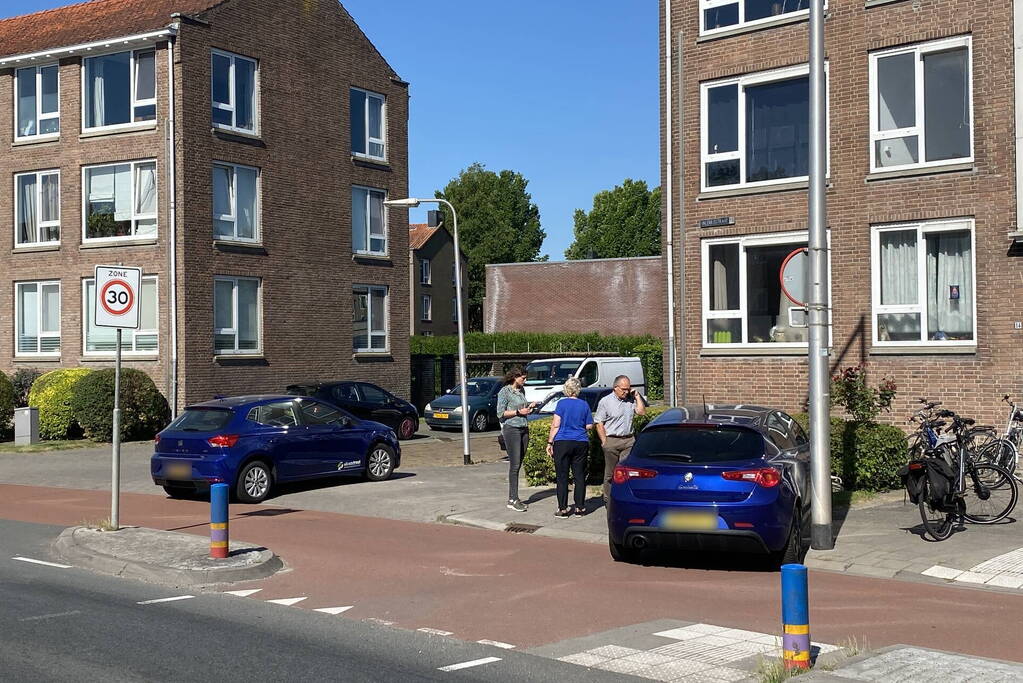 Twee personenauto's klappen op elkaar