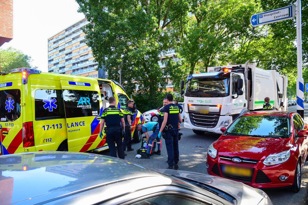 Vrouw zwaargewond bij aanrijding door vuilniswagen