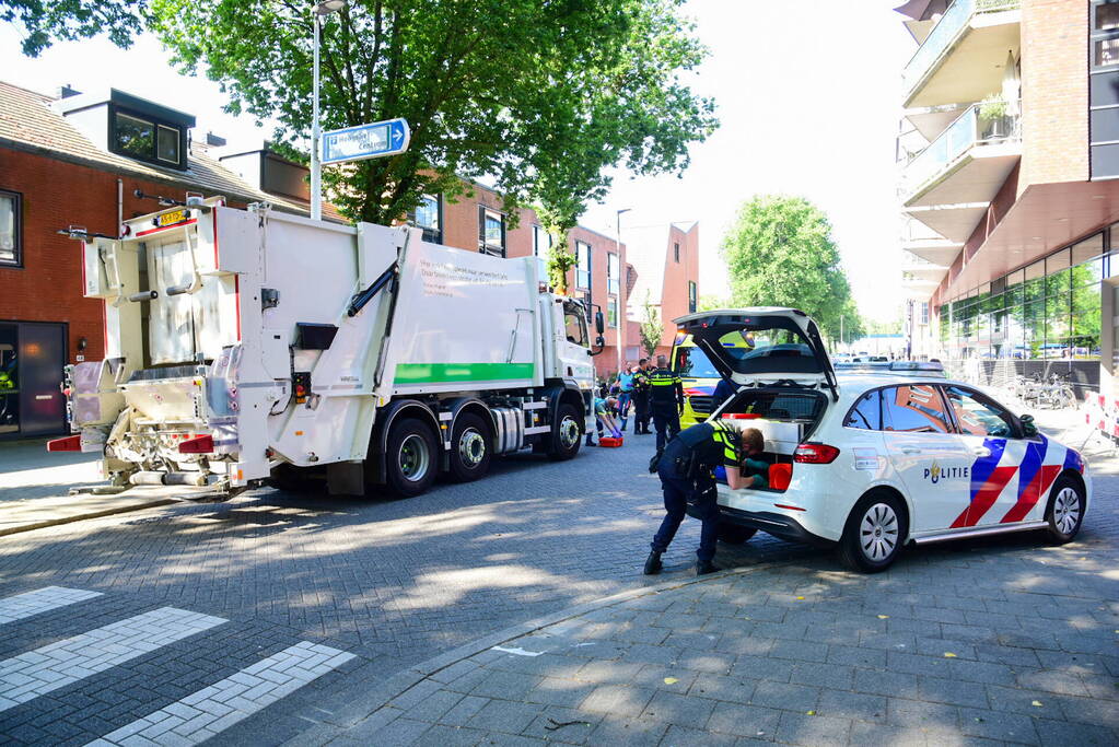 Vrouw zwaargewond bij aanrijding door vuilniswagen