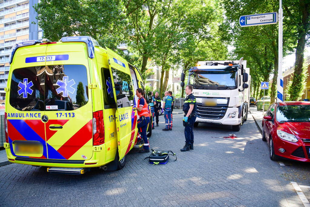 Vrouw zwaargewond bij aanrijding door vuilniswagen