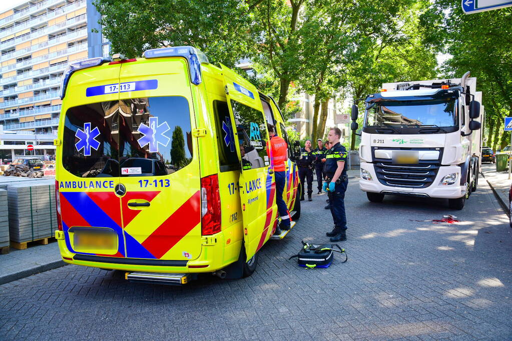 Vrouw zwaargewond bij aanrijding door vuilniswagen