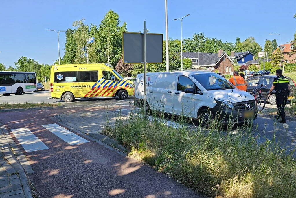 Fietser gewond bij aanrijding met bestelbus