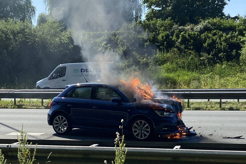 Auto in brand na aanrijding