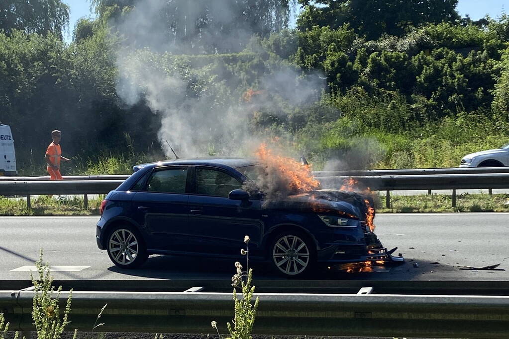 Auto in brand na aanrijding