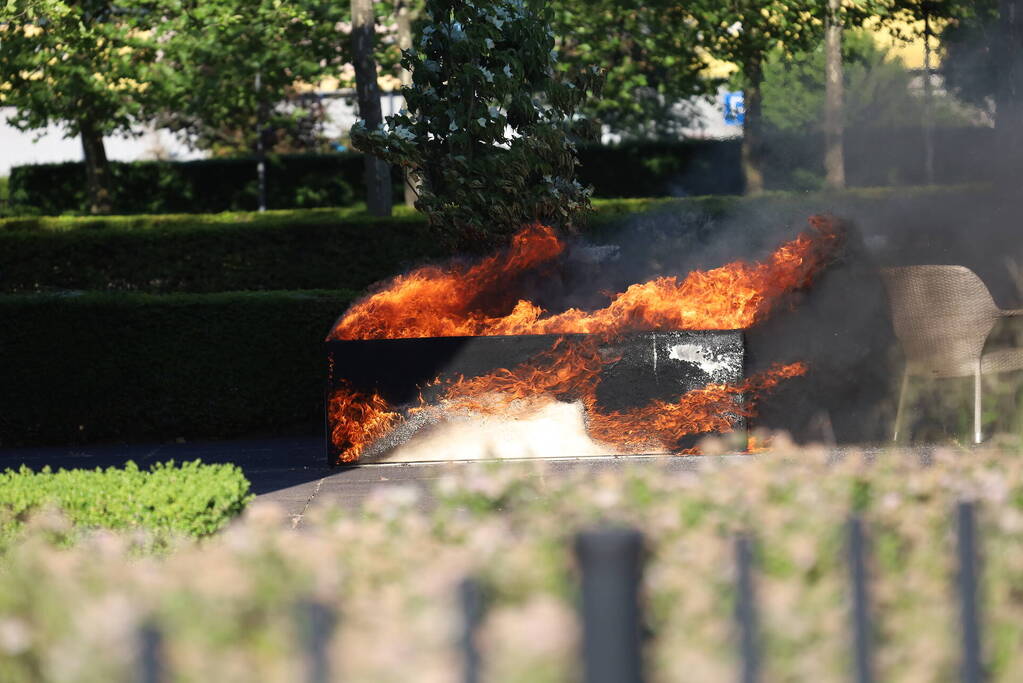 Bloembak gaat in vlammen op