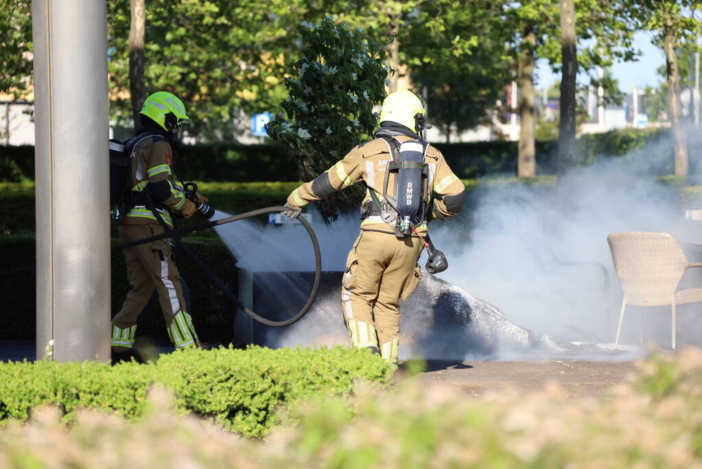 Bloembak gaat in vlammen op