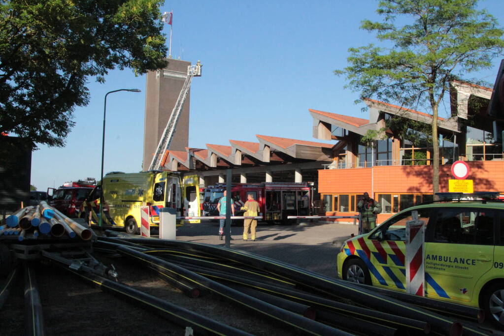 Grote brand op dak van brandweerkazerne