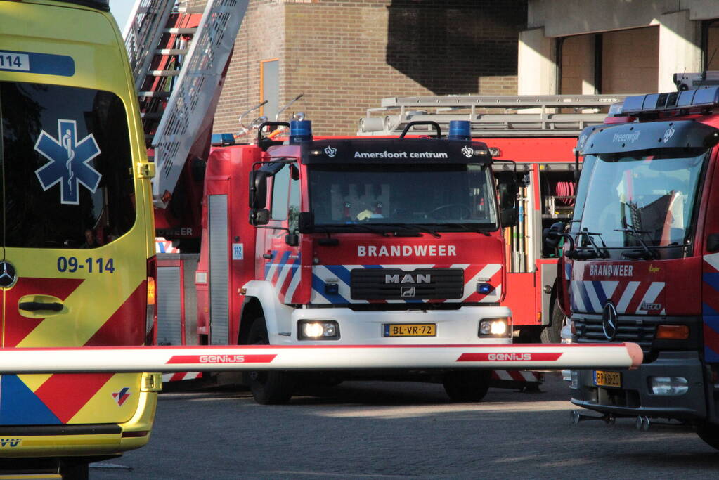 Grote brand op dak van brandweerkazerne