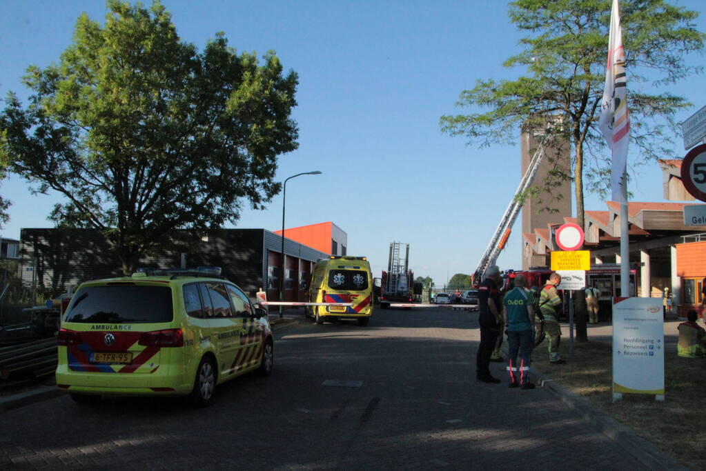 Grote brand op dak van brandweerkazerne