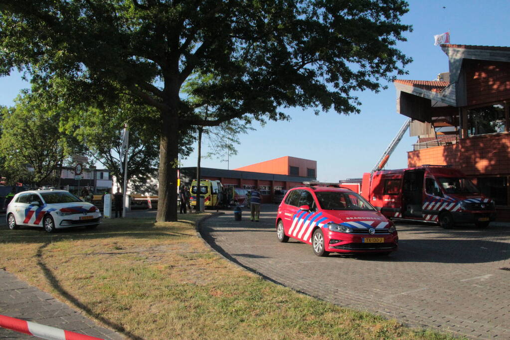 Grote brand op dak van brandweerkazerne