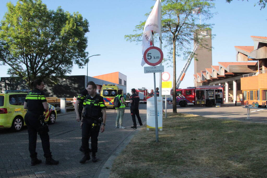 Grote brand op dak van brandweerkazerne