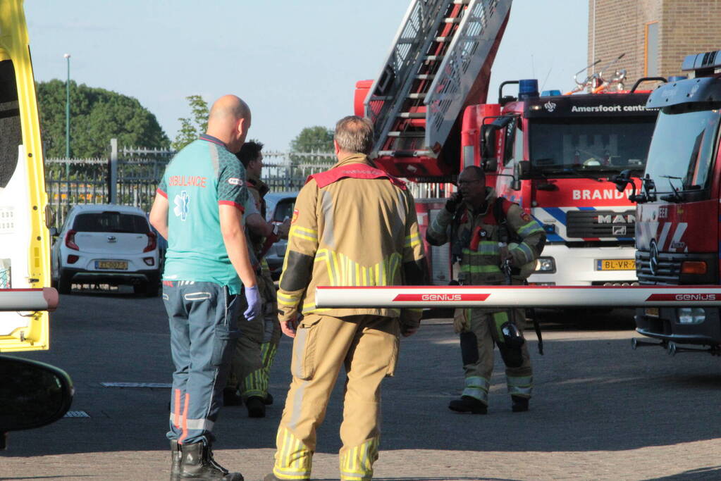 Grote brand op dak van brandweerkazerne