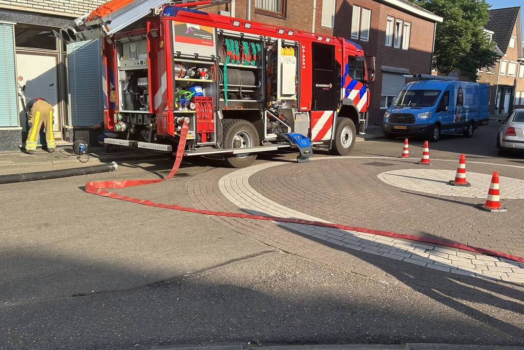 Brandweer pompt kelders leeg na lekkage