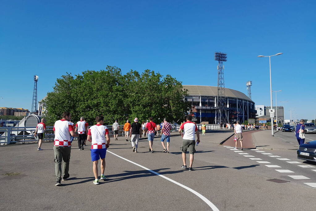 Drukte rondom de Kuip vanwege wedstrijd Nederlands elftal