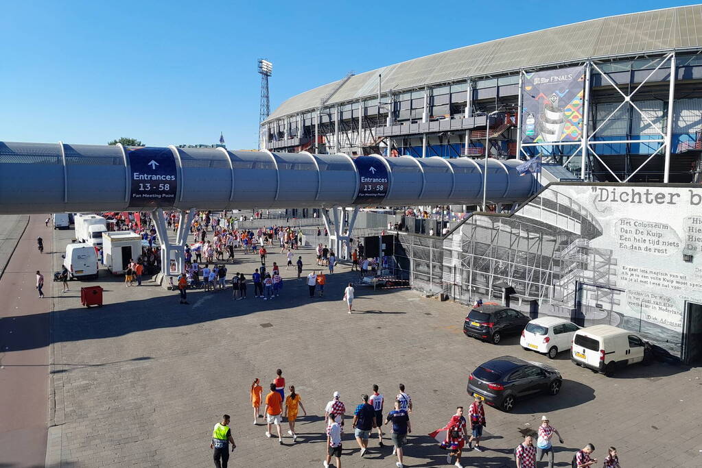 Drukte rondom de Kuip vanwege wedstrijd Nederlands elftal