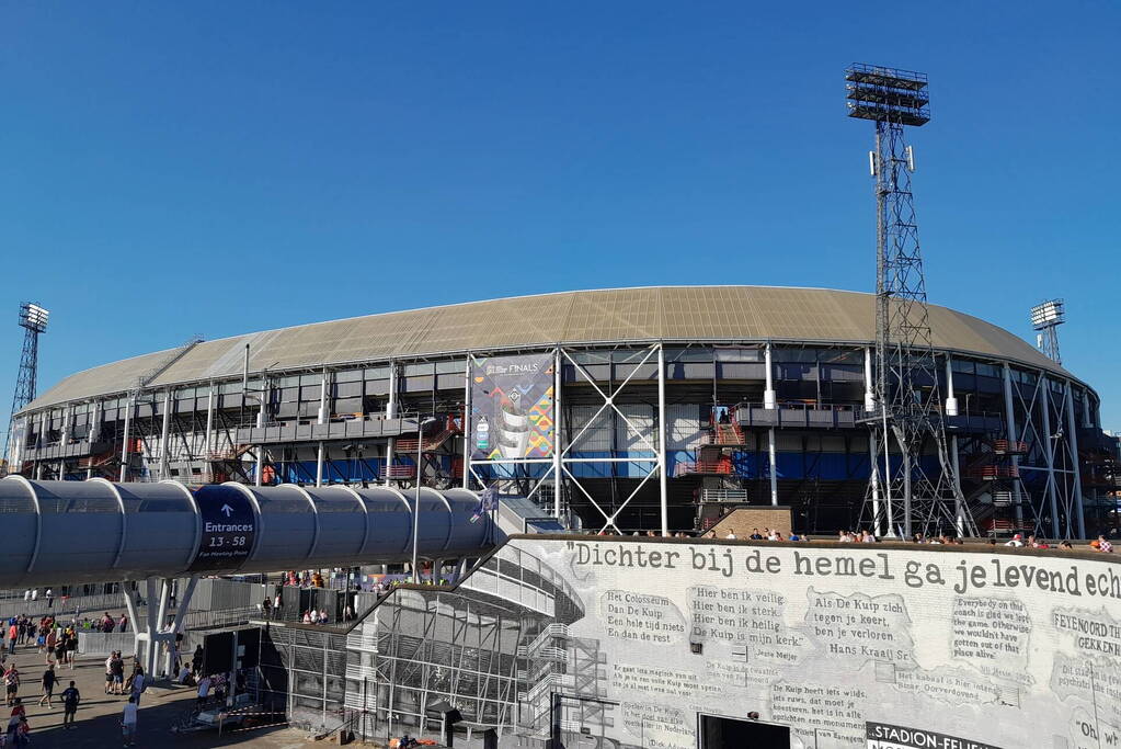 Drukte rondom de Kuip vanwege wedstrijd Nederlands elftal