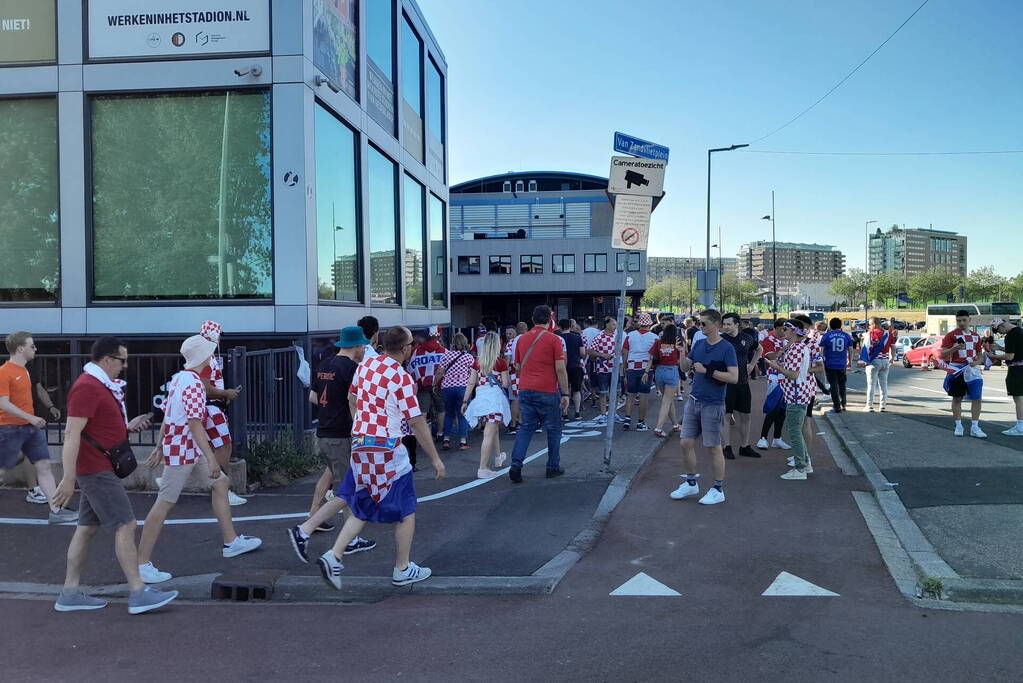 Drukte rondom de Kuip vanwege wedstrijd Nederlands elftal