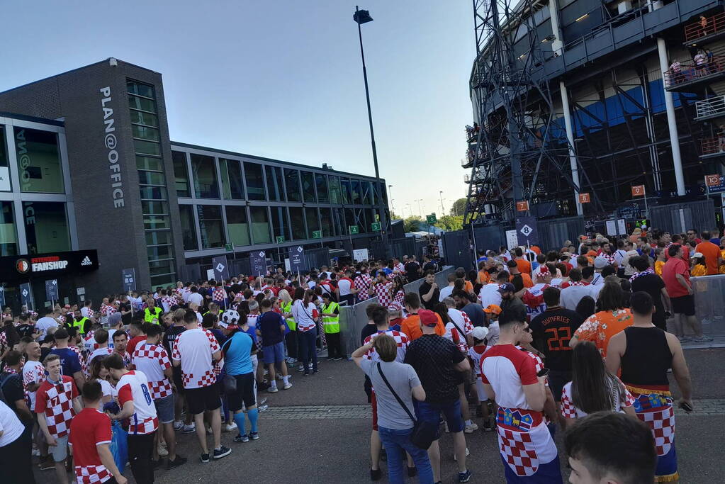 Drukte rondom de Kuip vanwege wedstrijd Nederlands elftal