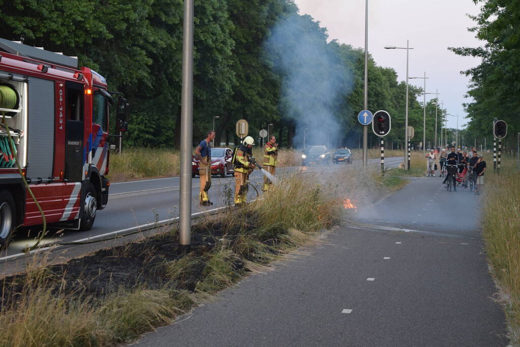 Opnieuw buitenbrand recht tegenover brandweerkazerne