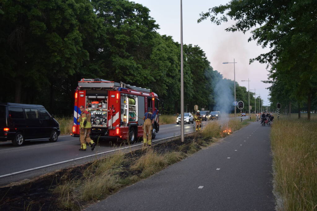 Opnieuw buitenbrand recht tegenover brandweerkazerne