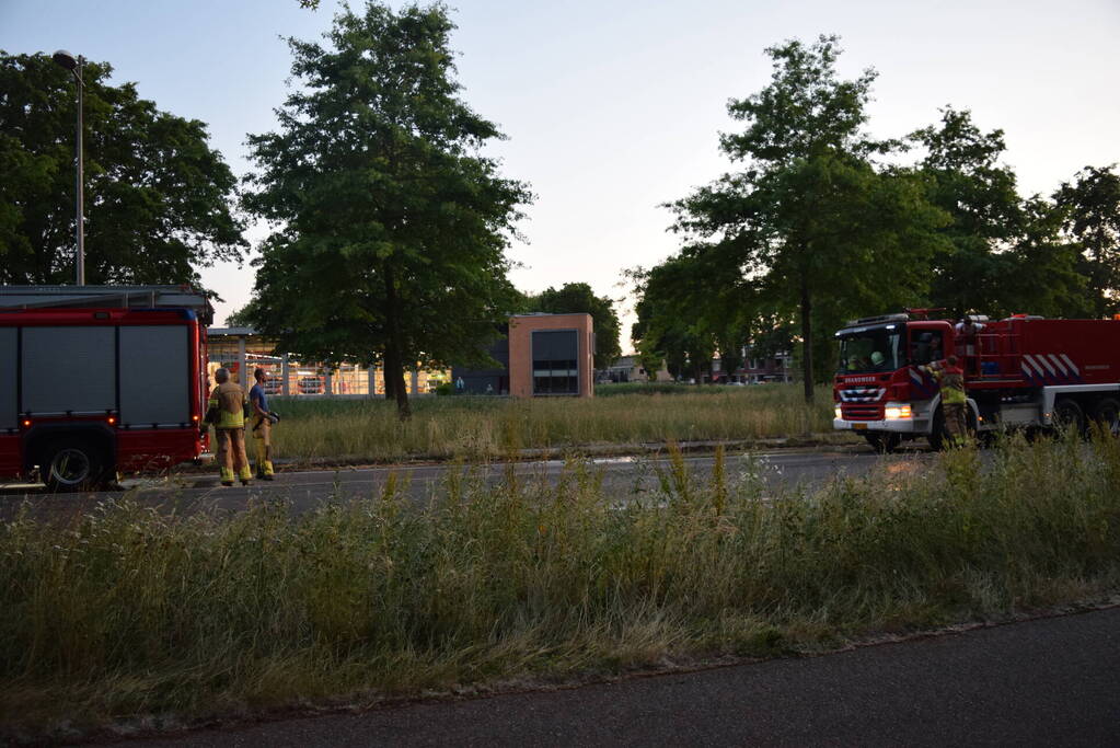 Opnieuw buitenbrand recht tegenover brandweerkazerne