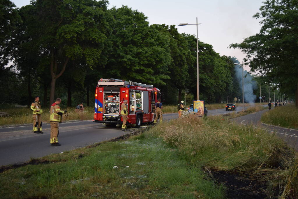 Opnieuw buitenbrand recht tegenover brandweerkazerne