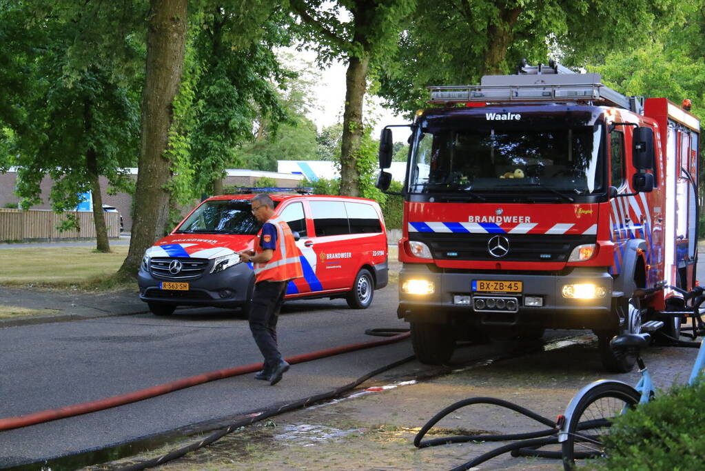 Gewonde bij hevige brand in twee schuren