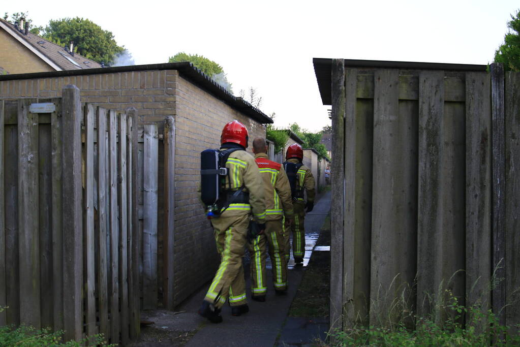 Gewonde bij hevige brand in twee schuren