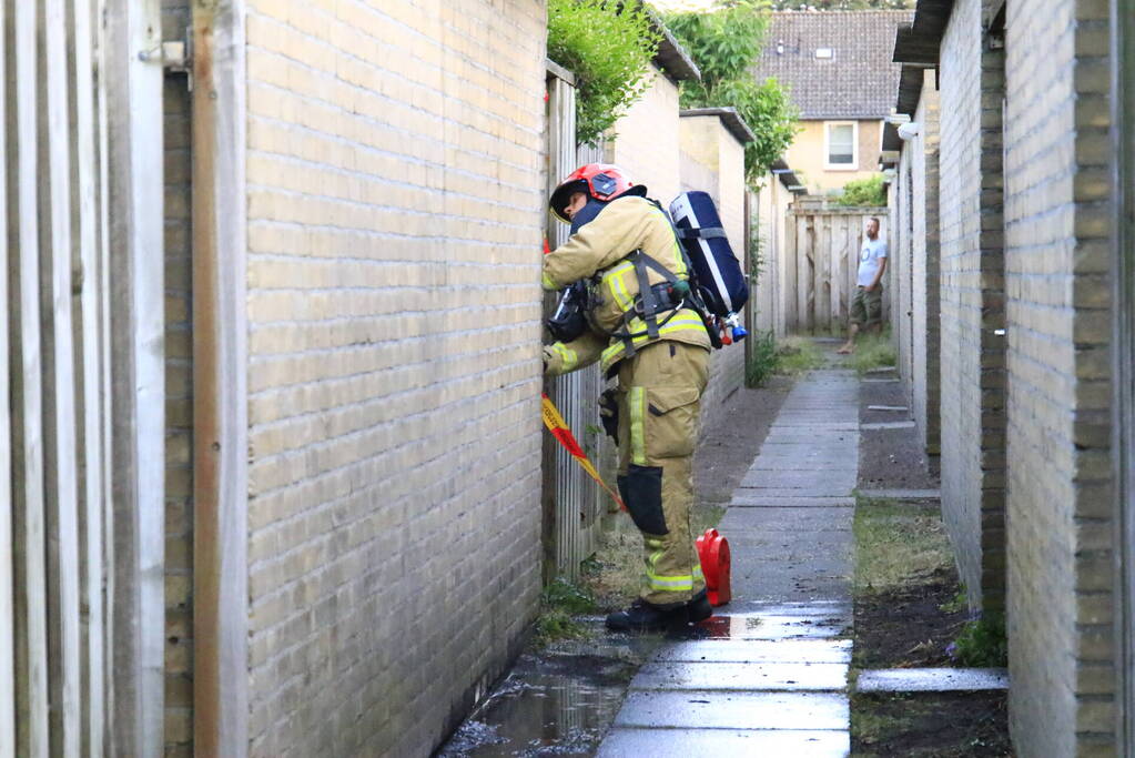 Gewonde bij hevige brand in twee schuren