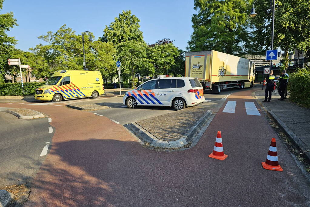 Fietser gewond bij botsing met vrachtwagen