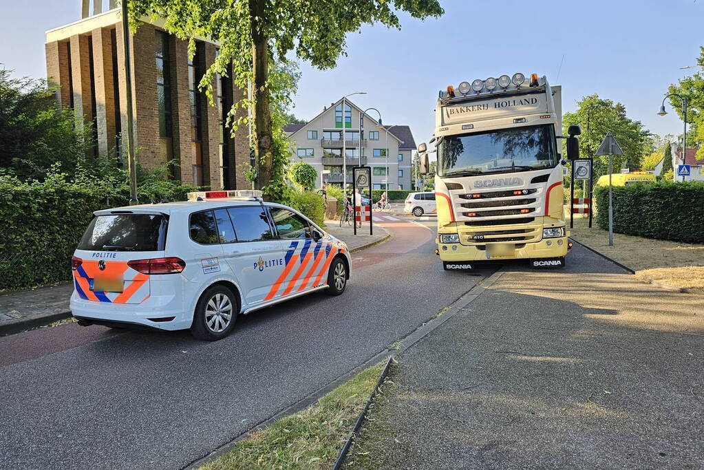 Fietser gewond bij botsing met vrachtwagen