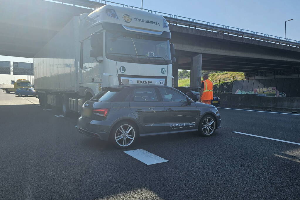 Auto meters meegesleurd door vrachtwagen