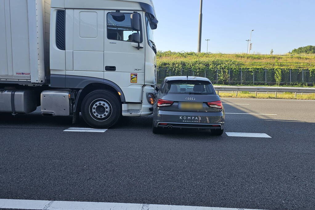 Auto meters meegesleurd door vrachtwagen