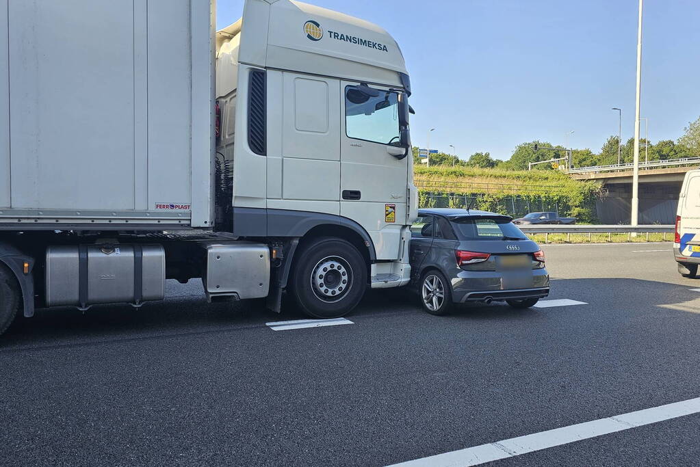 Auto meters meegesleurd door vrachtwagen