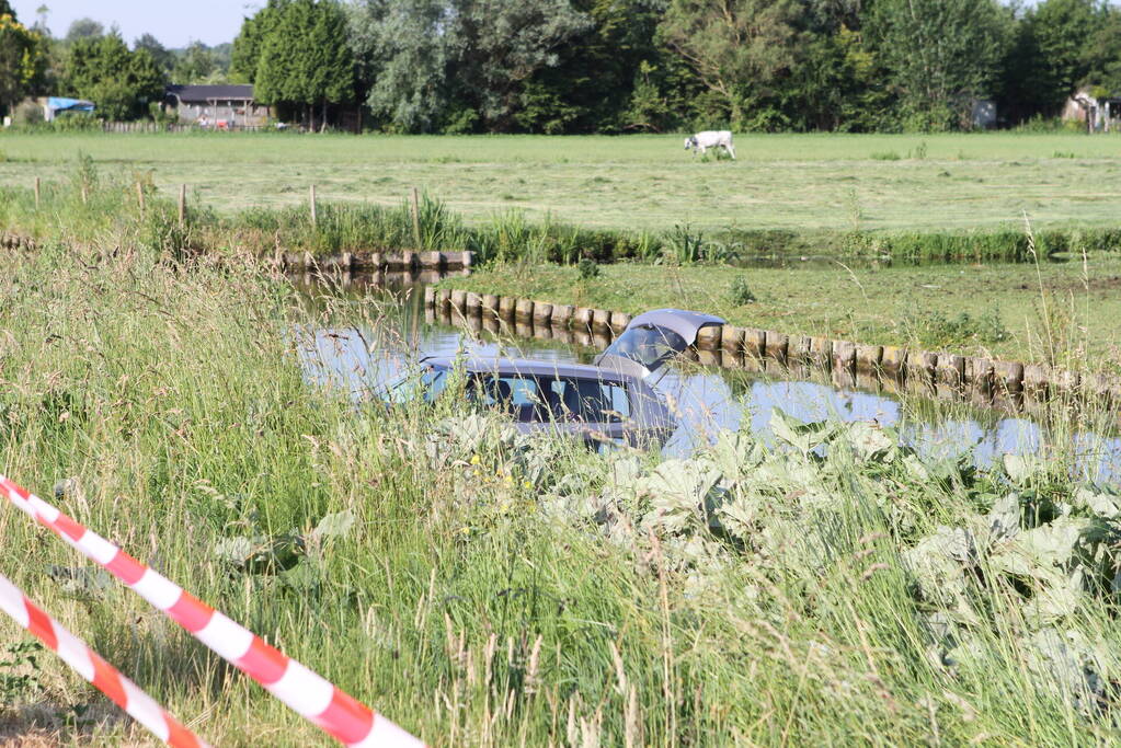 Automobilist eindigt in het water