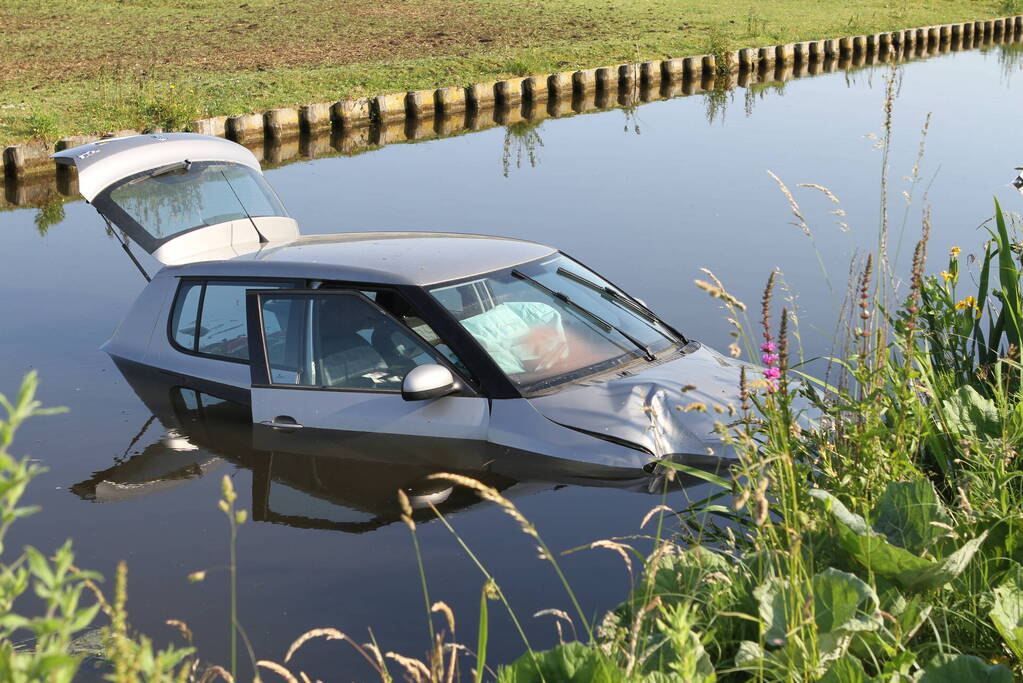 Automobilist eindigt in het water