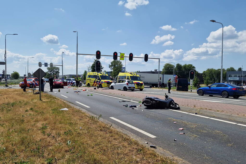 Twee opzittenden van scooter zwaargewond