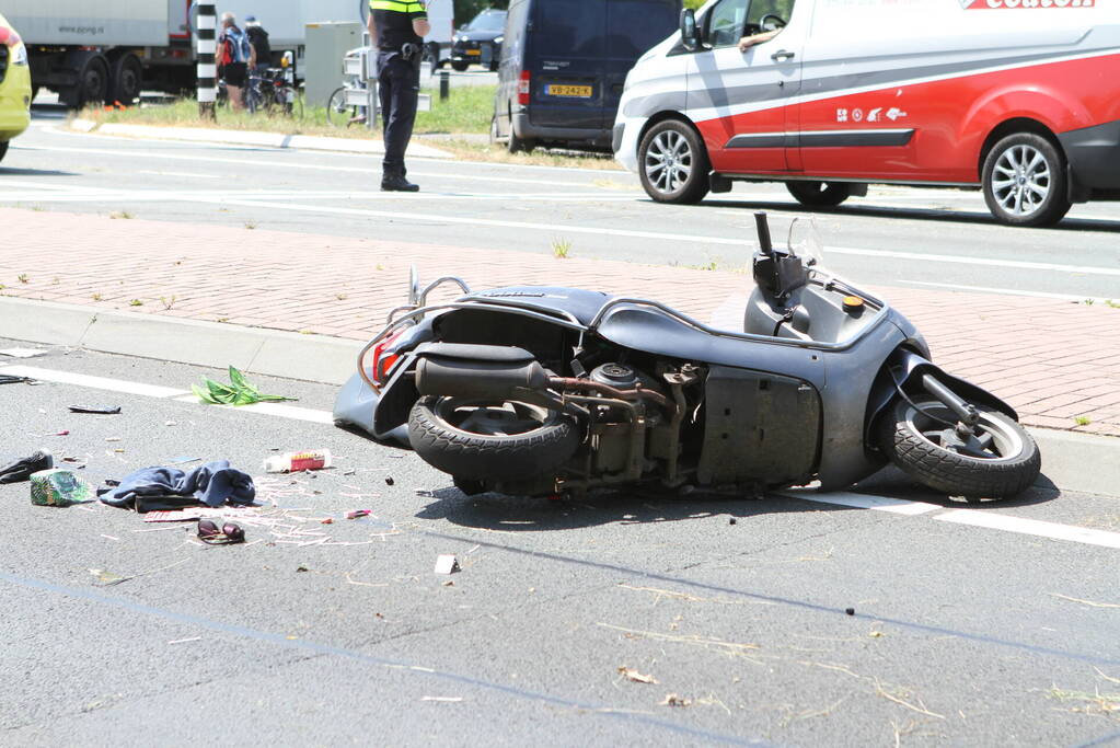 Twee opzittenden van scooter zwaargewond