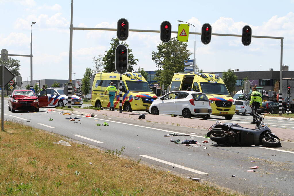 Twee opzittenden van scooter zwaargewond