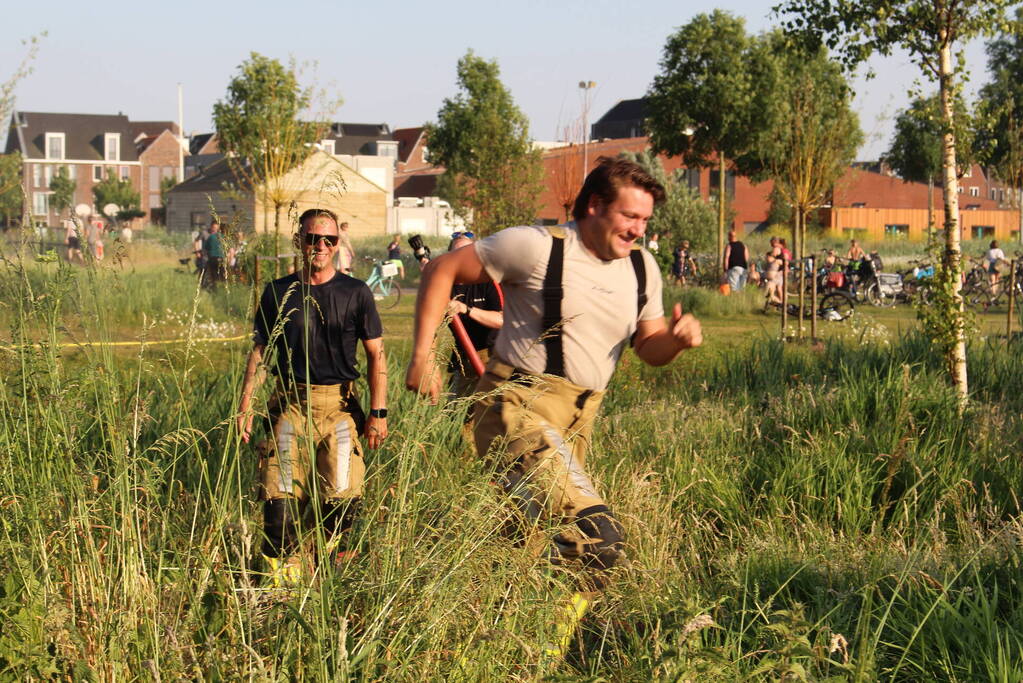 Waterpret in woonwijk door de brandweer