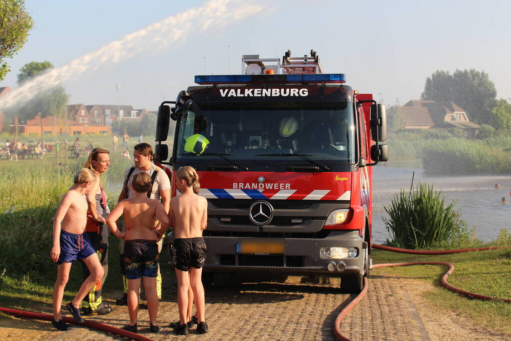 Waterpret in woonwijk door de brandweer