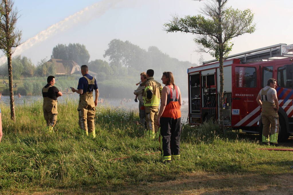 Waterpret in woonwijk door de brandweer