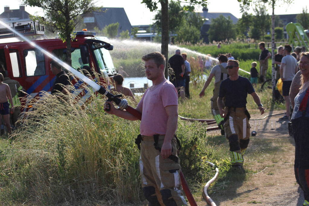 Waterpret in woonwijk door de brandweer