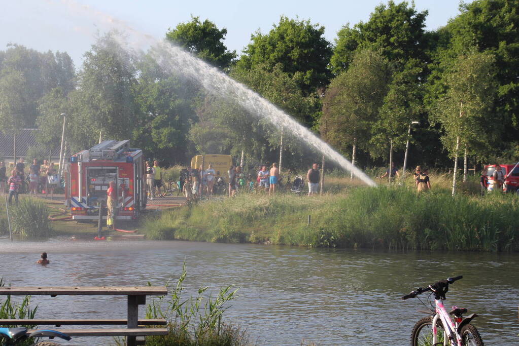 Waterpret in woonwijk door de brandweer