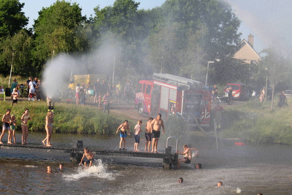 Waterpret in woonwijk door de brandweer