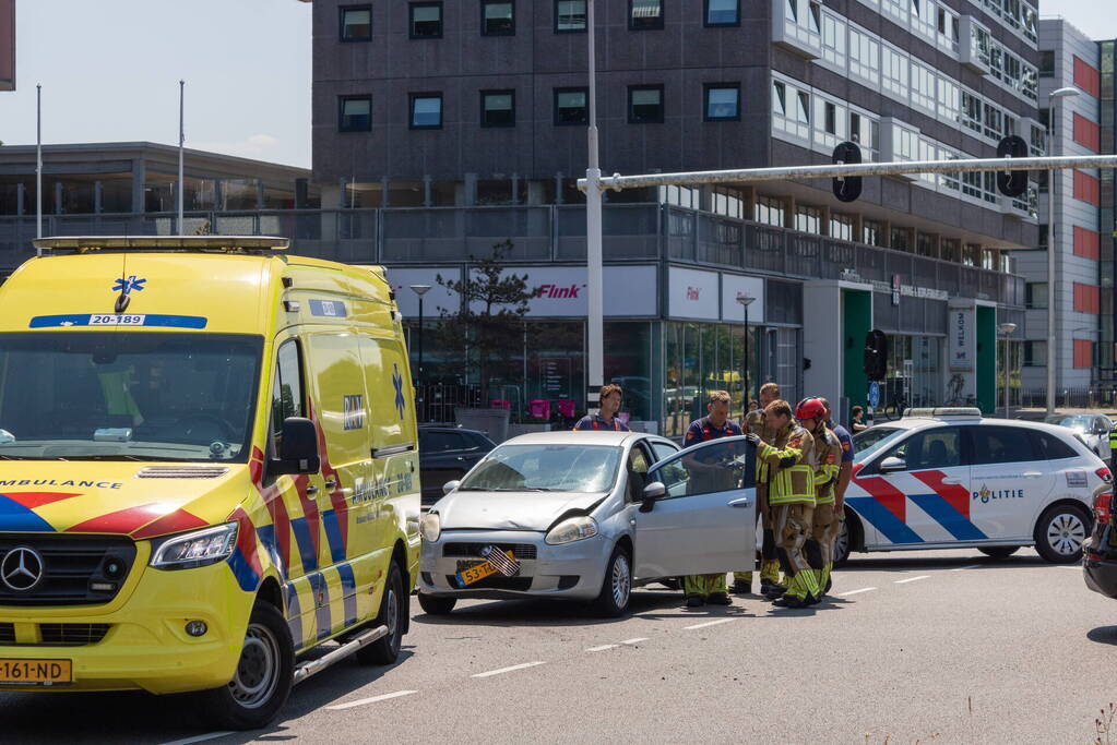 Bestuurder bekneld bij botsing