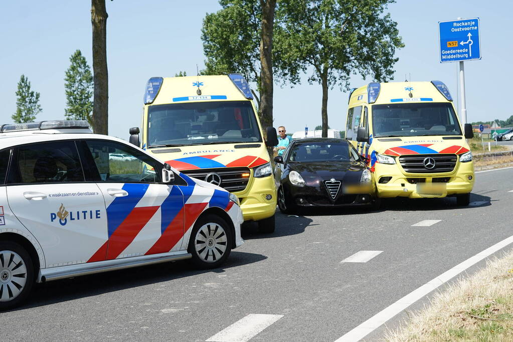 Bestuurder maakt ruimte voor ambulance en botst erop