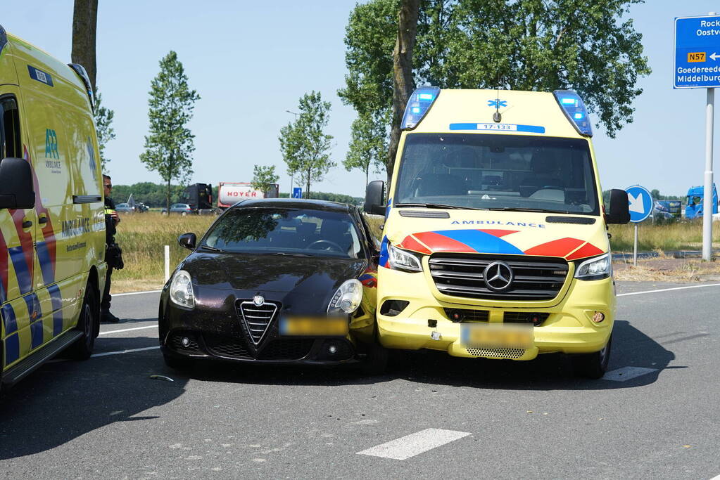 Bestuurder maakt ruimte voor ambulance en botst erop