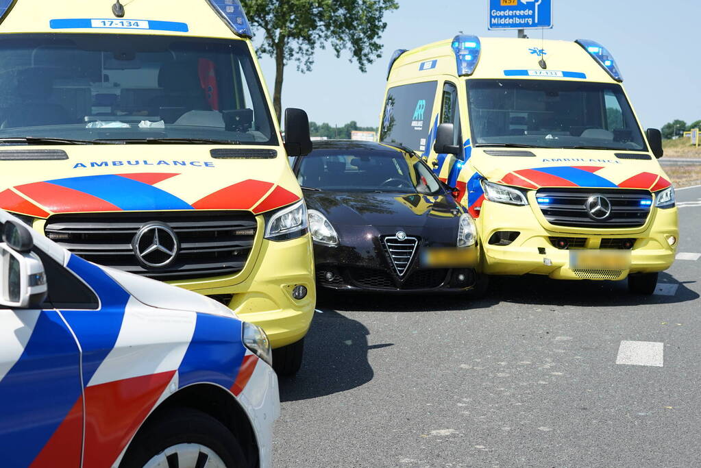 Bestuurder maakt ruimte voor ambulance en botst erop