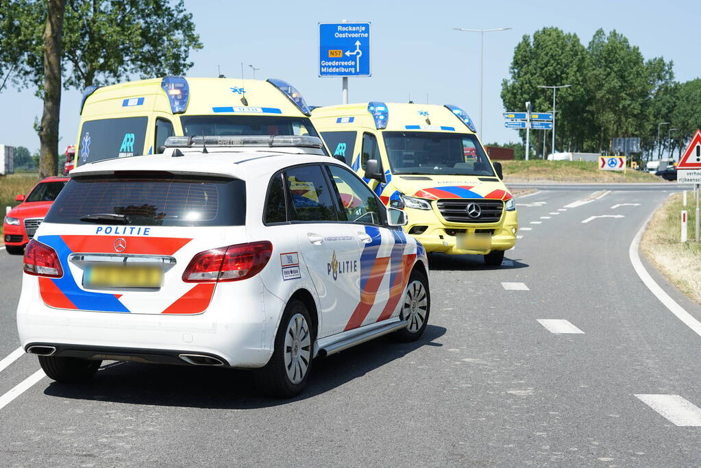 Bestuurder maakt ruimte voor ambulance en botst erop